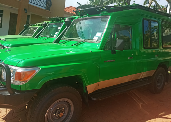 Lnad-Cruiser-extented Safari Car for hire in Uganda
