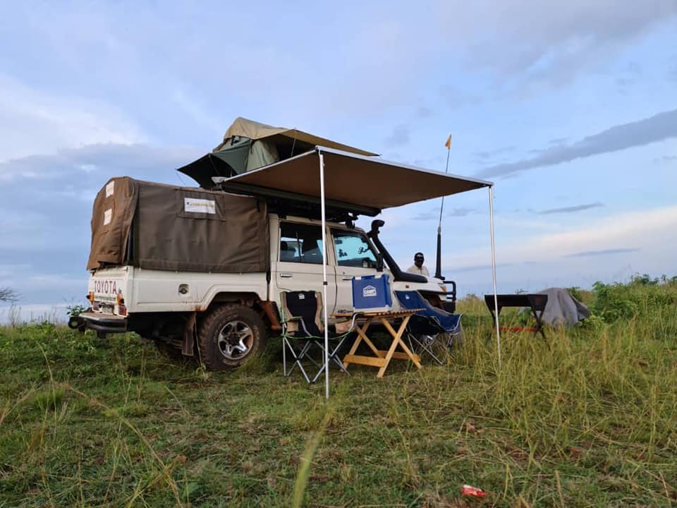 Land cruiser hard top with 1 roof top tent