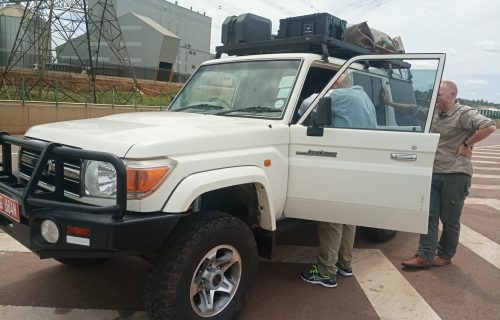 Land cruiser hard top with 1 roof top tent