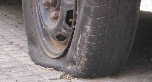 Quick safety response to tyre bursts while driving
