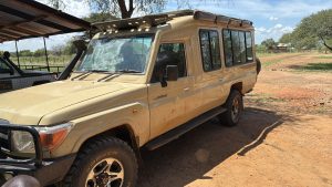 Safari tours in 4×4 safari jeep Land cruiser