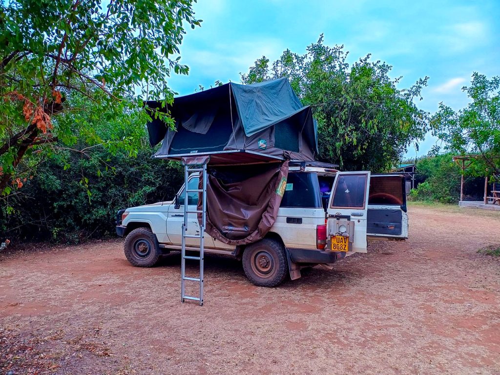 4x4-land-cruiser-lx-hardtop-with-rooftop-tent
