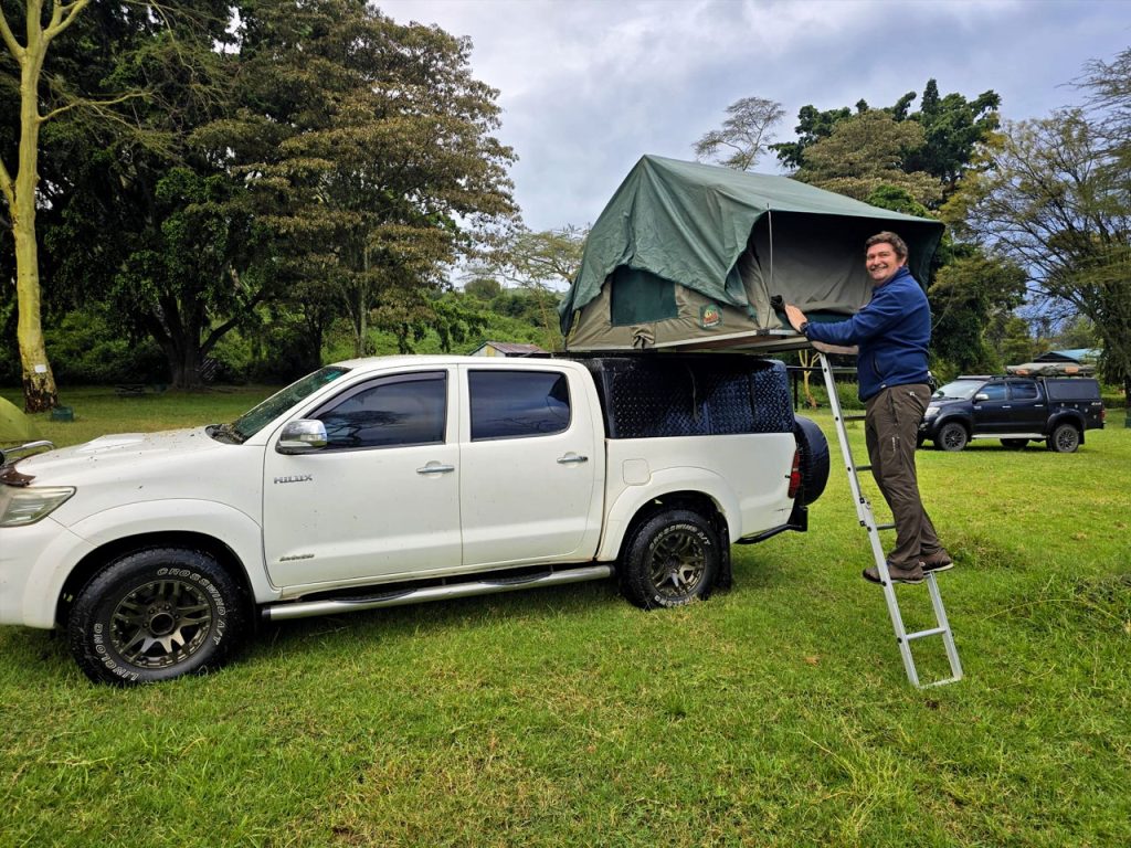 4x4-toyota-hilux-camper-car-with-rooftop-tent
