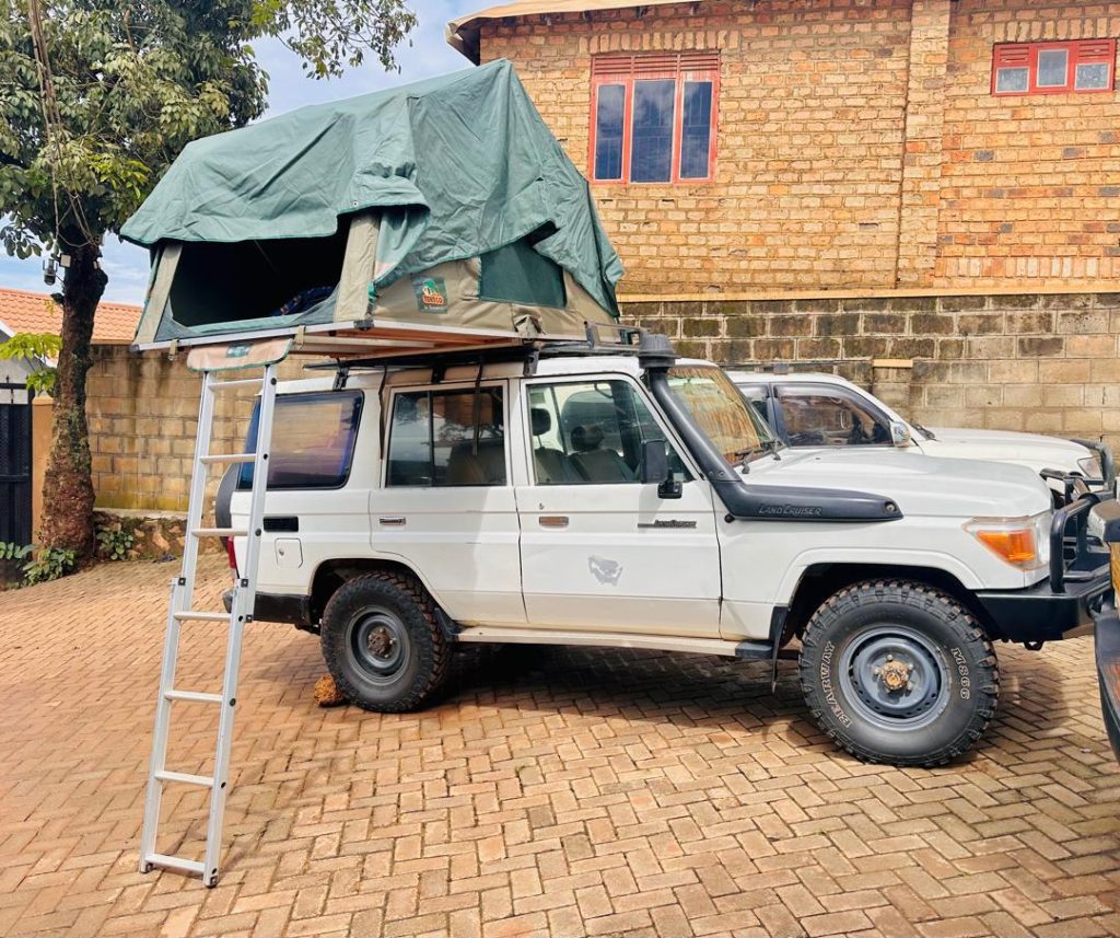 Land cruiser hard top with 1 roof top tent
